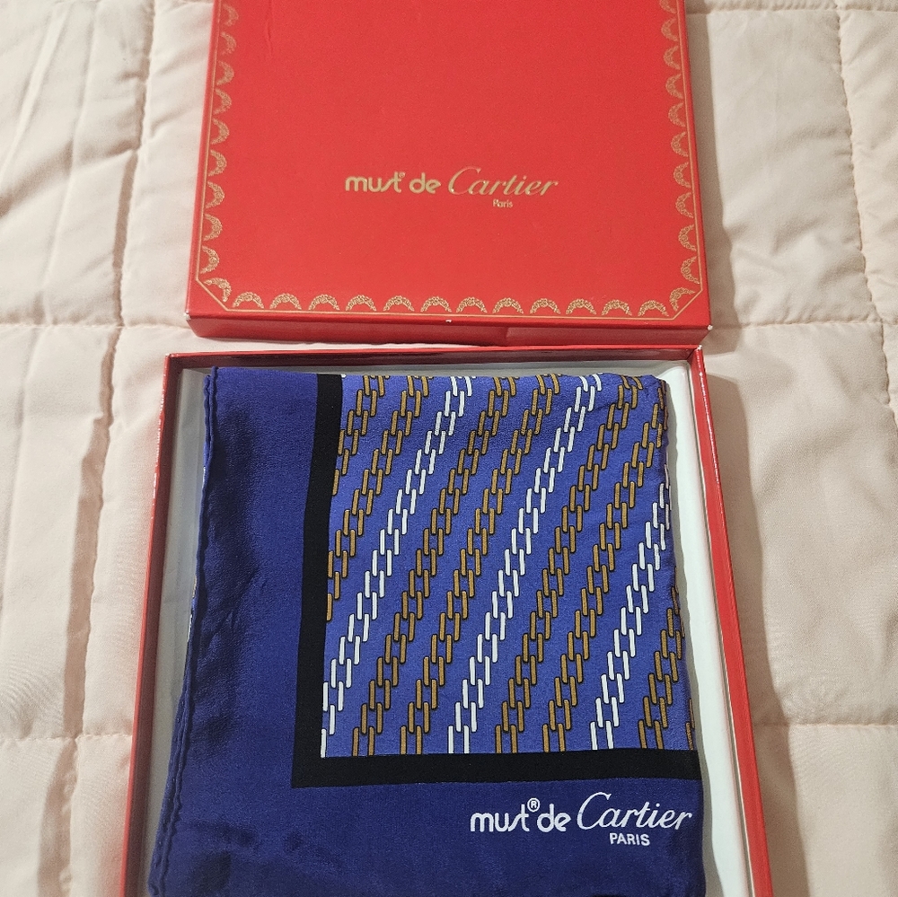 Must the Cartier scarf